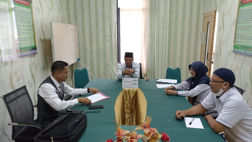 PA Singkawang tandatangani Berita Acara Penyerahan Barang dan Serahkan Uang Hasil Eksekusi Lelang | (29/4)